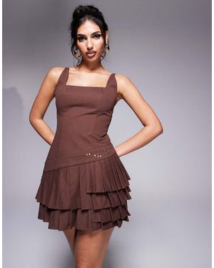 Murci Vestido Corto Con Cuello Cuadrado, Cordones En La Espalda, Bajo Plisado Y Detalle De Tachuelas Exclusivo De - Marrón