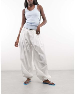Weekday Pantalones Blancos De Corte Bombacho Con Pinzas