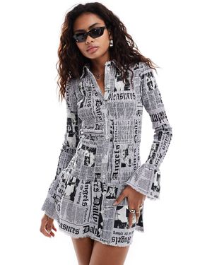 Basic Pleasure Mode – gesmoktes, mehrfarbiges minikleid mit zeitungsmuster - Grau