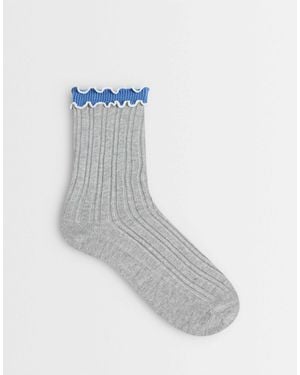 ASOS Gerippte socken mit mehrlagigem volantabschluss - Weiß
