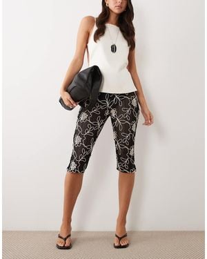 ASOS Pantalones 3/4 Monocromáticos Con Diseño Bordado De Croché - Multicolor