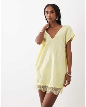 ASOS Vestido Corto De Corte Recto De Satén Efecto Arrugado Con Cuello De Pico Y Ribete De Encaje-Sin Color - Neutro