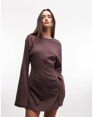 Monki – tailliertes, langärmliges mini-t-shirt-kleid - Braun
