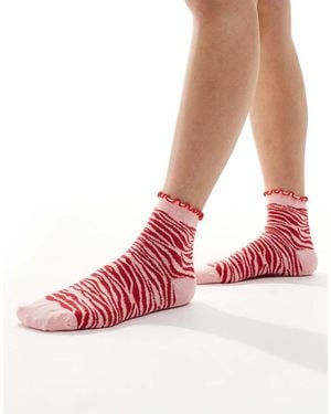 ASOS Calcetines Rosas Y Rojos Con Estampado De Cebra Y Volante Superior De