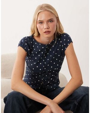 Miss Selfridge Top Con Cuello Asimétrico Y Cierre De Botones En Azul Marino Con Lunares