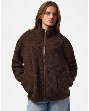 Pieces Sadia Chaqueta Teddy Con Cuello Abierto Y Hombros Caídos En Marrón - Negro