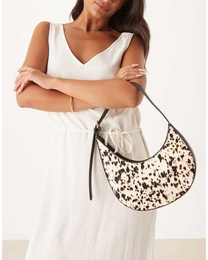 ASOS Bolso De Hombro Redondeado Asimétrico Con Y Detalle De Hebilla De Cuero Auténtico Con Acabado De Piel De Potro De - Multicolor