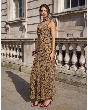 Pretty Lavish Robe longue en mousseline à col bénitier avec détail écharpe et imprimé léopard marron - Métallisé