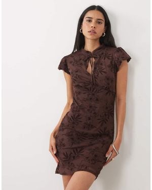 New Look Mini Jurk Met Flocked Sleutelgatdetail En Mandarijnkraag - Bruin