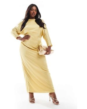 Tfnc Plus L'invitée - robe longue effet boule en satin avec dos bénitier - miel - Métallisé