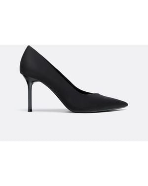Stradivarius Basic Closed Court Shoes - Black