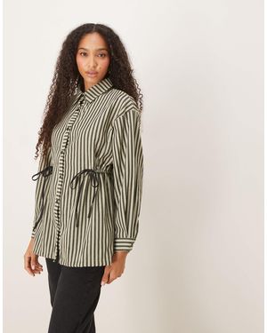 Ghospell Chemise cintrée à la taille avec rayures et liens contrastantes - kaki - Vert