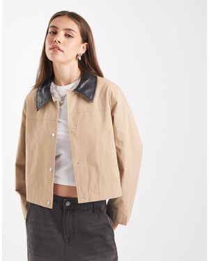 ONLY – cropped-jacke im barn-stil mit kontrastierendem kragen - Natur