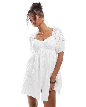 New Look Vestito Corto Ricamato Con Bottoni - Bianco