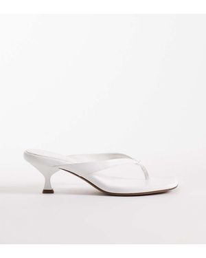 ASOS Sandalias De Dedo Blancas De Tacón Bajo Havana De Wide Fit - Blanco
