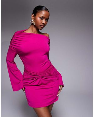 Ruched & Ready Vestido Corto Rosa Cereza Moldeador Con Hombro Caído, Mangas Anchas Y Detalle Retorcido En La Falda De
