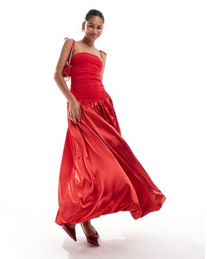 Amy Lynn Alexa - robe longue nouée aux épaules en satin - Rouge