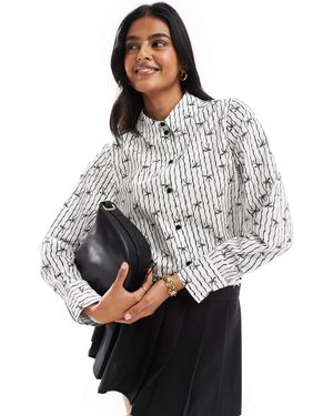 Miss Selfridge – kurzes hemd aus popeline mit schleifenprint - Grau