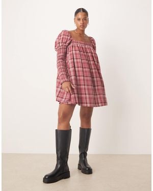 ASOS Asos design curve – kurzes babydoll-kleid mit verschiedenen gesmokten details, karomuster und eckigem ausschnitt - Pink