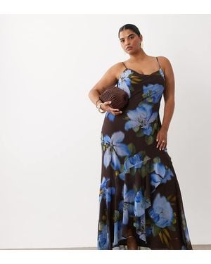 Tfnc Plus Vestido Maxi De Gasa Con Tirantes Finos Y Espalda Drapeada En Estampado Floral Negro - Azul