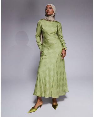 ASOS Robe longue en satin à col montant et motif damier - sauge - Vert