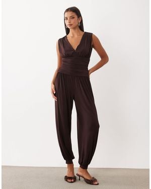 TFNC London Jumpsuit mit tiefem ausschnitt, ärmellos, mit ballonbein - Natur