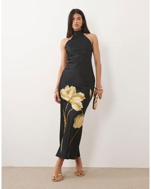 Pretty Lavish – kiara – neckholder-maxikleid aus satin - Braun