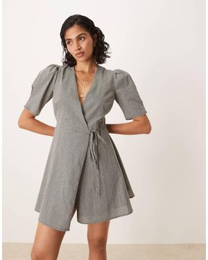 Glamorous Vestido Corto A Pequeños Cruzado De Manga Corta De - Gris