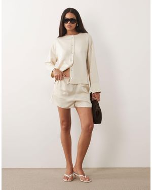 Pretty Lavish – breya – satin-shorts - Natur