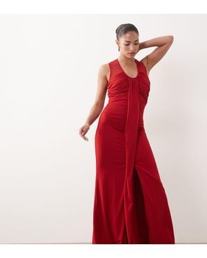 TFNC London Vestido Largo Ceñido Sin Mangas Con Cuello De Pico Y Parte Delantera Fruncida - Rojo