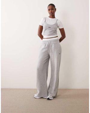 Kaiia Jogger Co-Ord Met Geborduurd Logodetail, Dubbele Tailleband, Wijde Pijpen, En Wit - Naturel