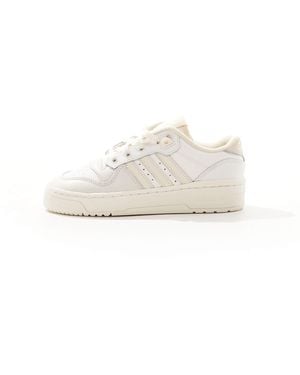 Forum low cl baskets basses rose pale et ivoire adidas Originals Lyst