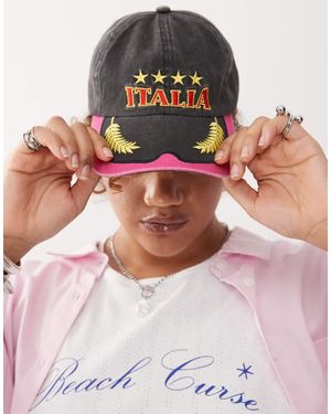 Collusion Gorra Gris Carbón De Estilo Futbolero Con Texto "Italia" De - Rosa