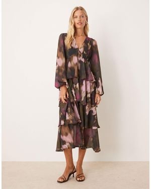 Pretty Lavish – gestuftes midikleid mit rüschen und abstraktem muster - Natur