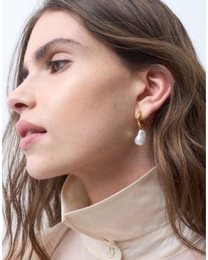 ASOS Boucles d'oreilles créoles plaquées or 14 carats avec détail pendante en fausse perle et pochette cadeau - Marron