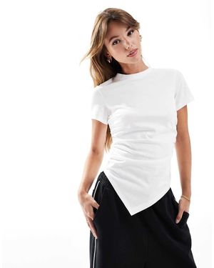 ASOS T-Shirt Bianca Con Arricciatura Laterale E Orlo Asimmetrico - Bianco