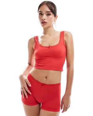 ASOS – iris – rotes, geripptes set mit spitzenbesatz aus shorts und trägertop