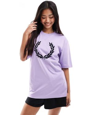 Fred Perry Camiseta Claro Con Corona De Laurel Estampada De - Morado