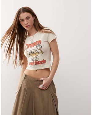 Monki Baby-T-Shirt Met Gekrompen Pasvorm En Grafische Tennis Cartoonprint - Bruin