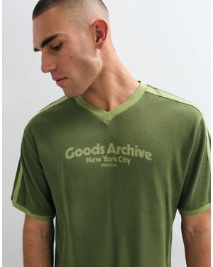 ASOS T-shirt coupe carrée décontracté à col v et imprimé texte gaufré - Vert