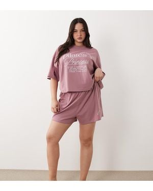 ASOS Pijama De Pantalones Cortos Y Camiseta Con Estampado Gráfico "Pilates Princess" De Asos Design Curve - Rojo