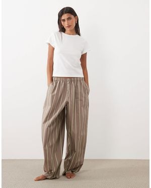 ASOS T-shirt mit kontrastnähten am rücken und gewebtes pyjama-set mit hose - Natur