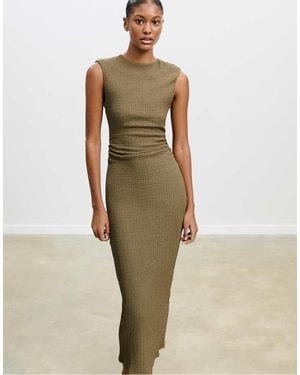 Stradivarius Aangerimpelde Midi Jurk Met Textuur - Naturel