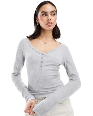 Stradivarius – str – geripptes oberteil - Grau