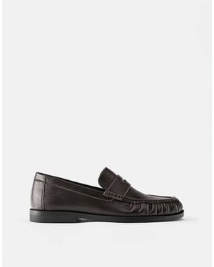 Pull&Bear Loafer aus wildleder mit used-effekt und raffungen - Weiß