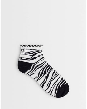 ASOS – knöchelsocken mit rüschenkante und zebramuster - Weiß