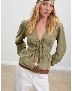 Stradivarius – locker sitzende, bestickte bluse - Grün