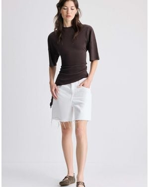 Stradivarius Asymmetrisches t-shirt mit kurzen ärmeln - Weiß