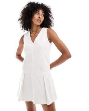 ASOS Robe courte et sans manches en denim avec taille tombante plissée - taupe - Blanc