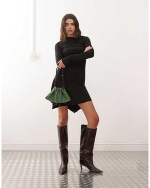 Weekday Vestito Corto A Maniche Lunghe Con Spalle Asimmetriche - Neutro